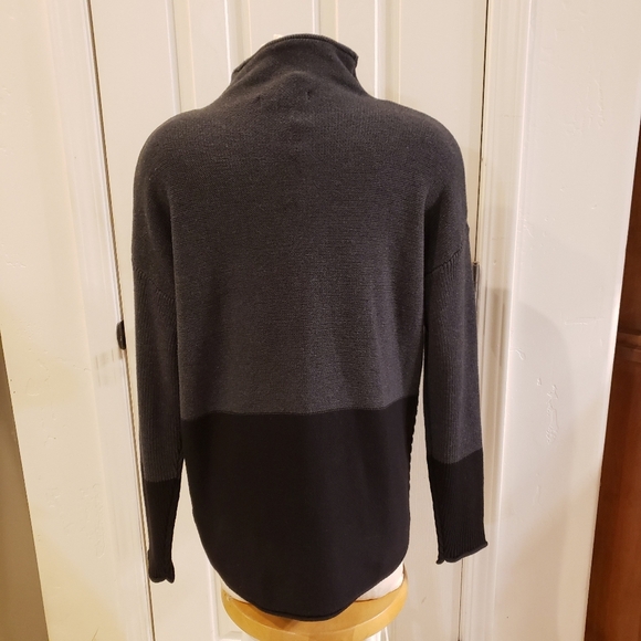 Tahari sweater size Medium - Picture 4 of 8